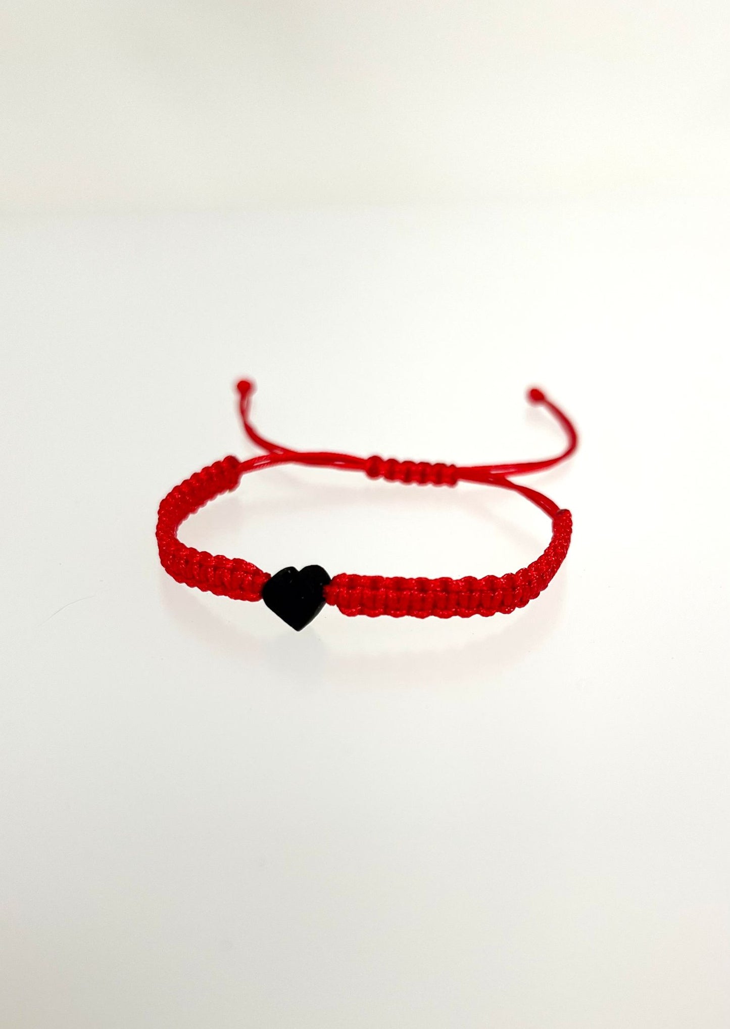 Azabache de Corazón Red Bracelet